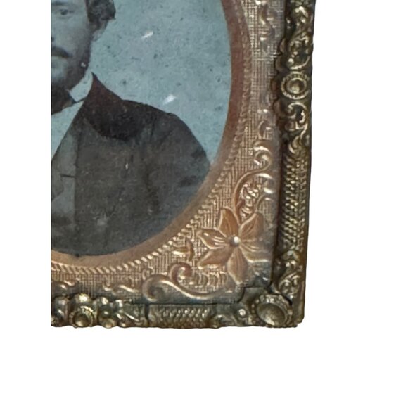 Antique Victorian Daguerreotype Of Serious Bearded Man In Ornate Frame - Picture 8 of 9